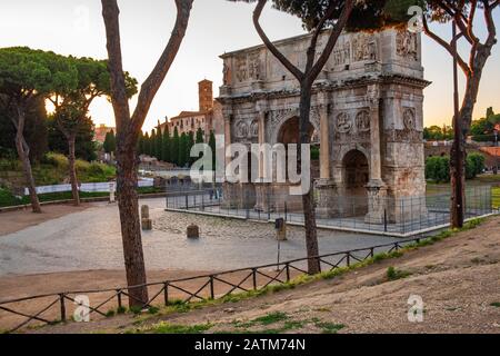 Roma, Italia - 2019/06/16: Arco di Costantino - Arco di Costantino - antico arco trionfale romano dedicato all'imperatore Costantino il Grande nel 315 A. Foto Stock