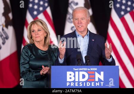 Des Moines, Iowa, Stati Uniti. 03rd Feb, 2020. Con il Dr. JILL BIDEN al suo fianco, l'ex Vice Presidente e candidato democratico alla presidenza JOE BIDEN parla alla Drake University. I risultati finali dei caucuses dell'Iowa sono stati ritardati e non rilasciati al momento delle sue osservazioni. Credit: Brian Cahn/Zuma Wire/Alamy Live News Foto Stock