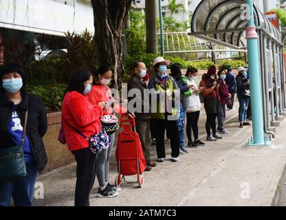 I Hong Kong locali indossano maschere chirurgiche durante l'epidemia di Coronavirus di Wuhan. Foto Stock