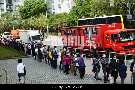 Hong Kongers locale in coda per maschere chirurgiche durante l'epidemia di Coronavirus di Wuhan. Foto Stock