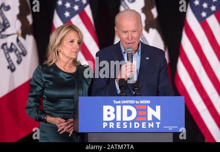 Des Moines, Iowa, Stati Uniti. 03rd Feb, 2020. Con il Dr. JILL BIDEN al suo fianco, l'ex Vice Presidente e candidato democratico alla presidenza JOE BIDEN parla alla Drake University. I risultati finali dei caucuses dell'Iowa sono stati ritardati e non rilasciati al momento delle sue osservazioni. Credit: Brian Cahn/Zuma Wire/Alamy Live News Foto Stock