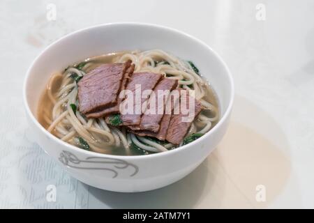 Noodle e carne bovina, cibo senza inquinamento, nutriente e sano. Fotografia ancora di vita. Foto Stock