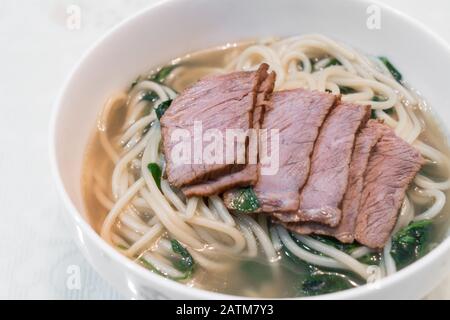 Noodle e carne bovina, cibo senza inquinamento, nutriente e sano. Fotografia ancora di vita. Foto Stock