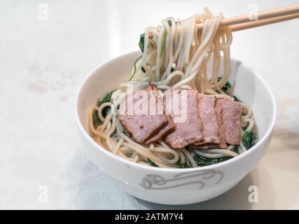 Noodle e carne bovina, cibo senza inquinamento, nutriente e sano. Fotografia ancora di vita. Foto Stock