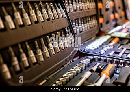 Scatola con attrezzi speciali in officina, primo piano, messa a fuoco selettiva - immagine Foto Stock