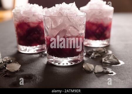 liquore blackberry, jamie oliver, succo di limone, gin fiz, tonico, prodotti botanici, cocktail di vodka Foto Stock