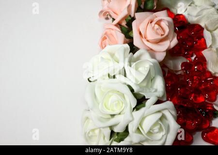 Fiori e cuori rossi per illustrare Il Concetto di matrimonio Foto Stock