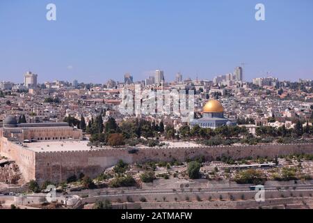 Gerusalemme Israele - 15 ottobre 2017: Vista panoramica della città vecchia di Gerusalemme e del monte del Tempio, della cupola della roccia e della moschea di al Aqsa dal Monte di Foto Stock