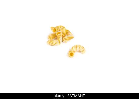 Pasta cavatappi con strisce isolati su sfondo bianco. Foto Stock