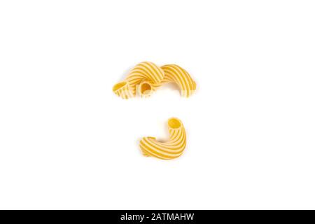 Pasta cavatappi con strisce isolati su sfondo bianco. Foto Stock