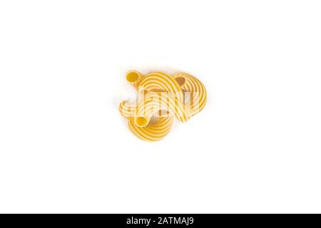 Pasta cavatappi con strisce isolati su sfondo bianco. Foto Stock