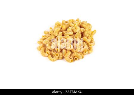 Pasta cavatappi con strisce isolati su sfondo bianco. Foto Stock