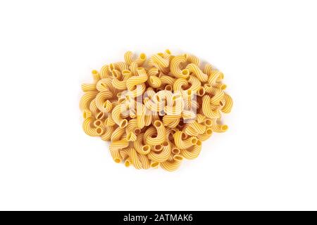 Pasta cavatappi con strisce isolati su sfondo bianco. Foto Stock