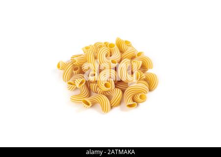 Pasta cavatappi con strisce isolati su sfondo bianco. Foto Stock