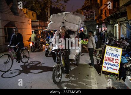 New Delhi, India. 3rd Feb, 2020. Un uomo trasporta le merci sul suo risciò a Nuova Delhi, India, 3 febbraio 2020. Credit: Javed Dar/Xinhua/Alamy Live News Foto Stock