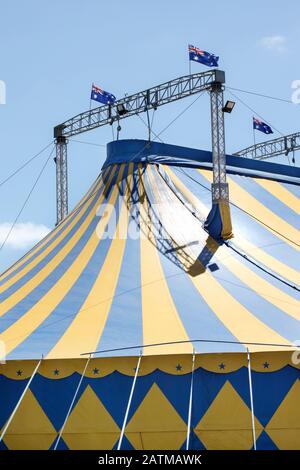 Tenda circus blu e gialla con bandiera australiana Foto Stock