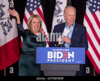 Des Moines, Iowa, Stati Uniti. 03rd Feb, 2020. Con il Dr. JILL BIDEN al suo fianco, l'ex Vice Presidente e candidato democratico alla presidenza JOE BIDEN parla alla Drake University. I risultati finali dei caucuses dell'Iowa sono stati ritardati e non rilasciati al momento delle sue osservazioni. Credit: Brian Cahn/Zuma Wire/Alamy Live News Foto Stock