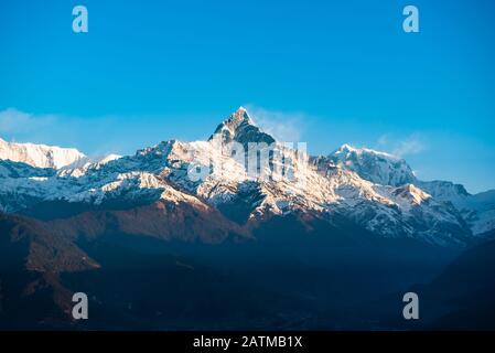 Machapuchare alba vista in Dhampus Pokhara Nepal. Foto Stock