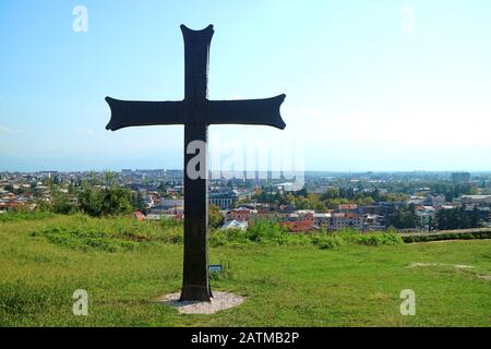 Silhouette della Croce della Cattedrale di Bagrati sulla collina Ukimerioni Che Si Affaccia sul centro di Kutaisi, Georgia Foto Stock