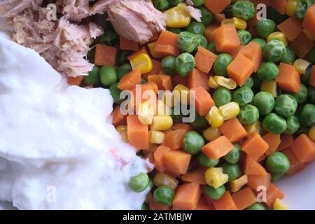 Primo piano di yogurt e verdure su piastra Foto Stock