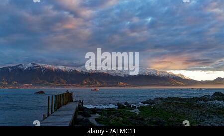 Le catene montuose di Kaikoura sono viste dall'Esplanade, Kaikoura, Nuova Zelanda. Foto Stock