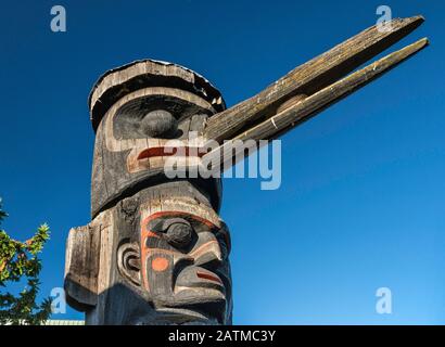 Huxwhukw, un mitico uccello in cima alla pole totem al Thunderbird Park, Victoria, Vancouver Island, British Columbia, Canada Foto Stock