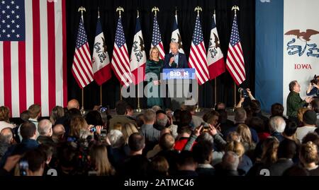 Des Moines, Iowa, Stati Uniti. 03rd Feb, 2020. Con il Dr. JILL BIDEN al suo fianco, l'ex Vice Presidente e candidato democratico alla presidenza JOE BIDEN parla alla Drake University. I risultati finali dei caucuses dell'Iowa sono stati ritardati e non rilasciati al momento delle sue osservazioni. Credit: Brian Cahn/Zuma Wire/Alamy Live News Foto Stock