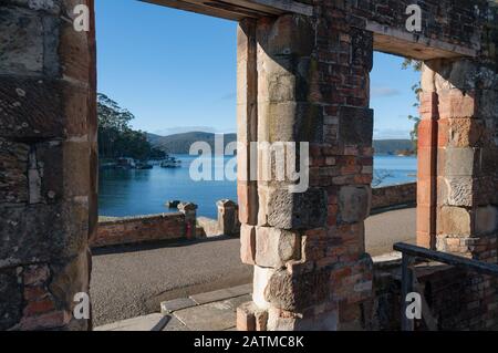 Port Arthur, Australia - 19 luglio 2014: Vista attraverso le finestre delle rovine di vecchia fortezza militare nel sito storico di Port Arthur Foto Stock