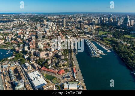 Veduta aerea del quartiere degli affari di Sydney e dei sobborghi con il molo di Woolloomooloo. Moderna vista della città dall'alto con laguna. Panorama fotografico urbano Foto Stock