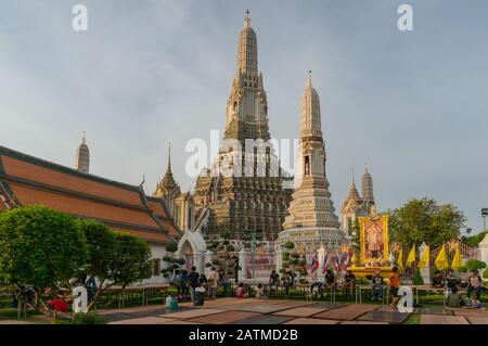 Bangkok, Thailandia - 24 dicembre 2015: Ingresso al Wat Arun o al Tempio dell'Alba con turisti Foto Stock