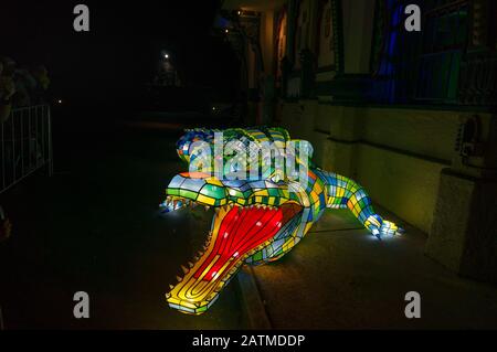 Sydney, Australia - 11 giugno 2016: Scultura leggera di un grande coccodrillo al Taronga Zoo durante l'annuale Vivid Sydney Light Festival. Vivid Sydney A Tarong Foto Stock