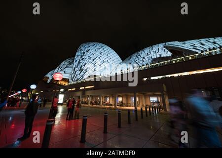 Sydney, Australia - 11 giugno 2016: Teatro dell'Opera di Sydney con spettacoli di luci dai colori vivaci durante il festival Vivid Sydney Foto Stock