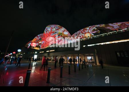 Sydney, Australia - 11 giugno 2016: Vivace Sydney Light Festival. Colorato spettacolo laser che proietta motivi di luce sulla Sydney Opera House Foto Stock