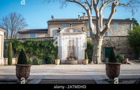 Grande giardino cortile formale, Perne les fontaines, con grandi vasi e platani, provenza a sud della Francia. Foto Stock