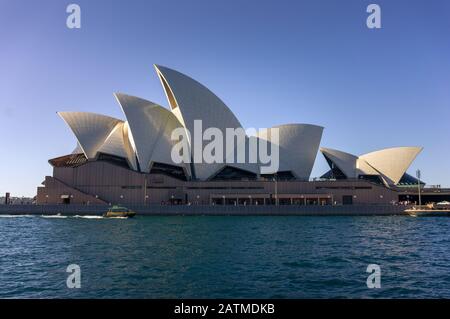 Sydney, Australia - 23 luglio 2016: Vista del profilo dell'edificio dell'Opera House di Sydney in un giorno libero. Simbolo di Sydney con vista sul mare Foto Stock