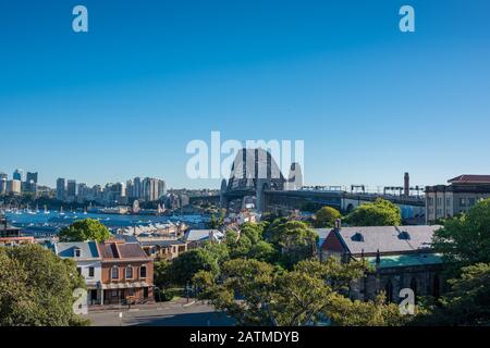 Vista sulla città di Sydney con Sydney Harbour Bridge e sul porto. Contesto turistico Foto Stock