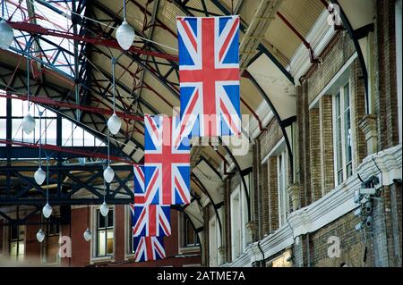 Venice Simplon Orient Express. British Pullman Belmond Orient Express. Union Jacks Alla Stazione Victoria Di Lusso Day Out. Foto Stock