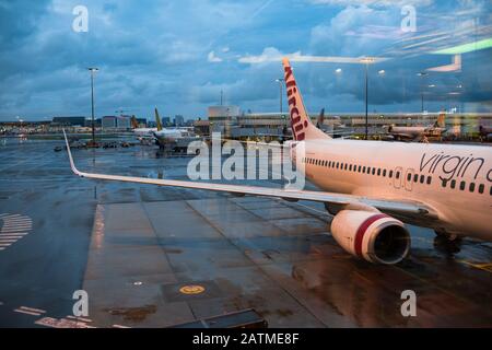 Sydney, Australia - 7 dicembre 2016: Imbarcazione aerea Virgin Australia sulla baia di parcheggio all'aeroporto Kingsford Smith di Sydney Foto Stock