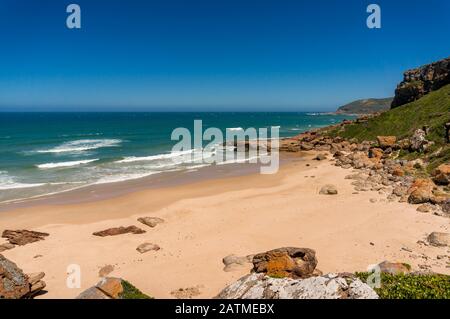 Estate spiaggia vuota con onde miti. Coste sudafricane Foto Stock