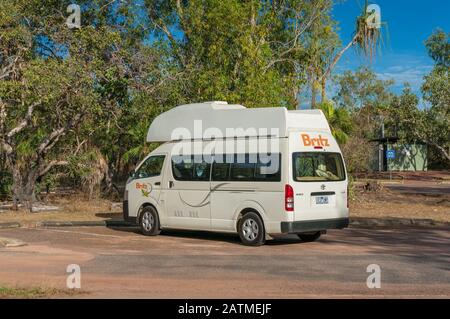 Northern Territory, Australia - 3 giugno 2019: Motorhome White Britz, veicolo campervan parcheggiato nel parcheggio delle paludi Mamukala a Kakadu National P. Foto Stock