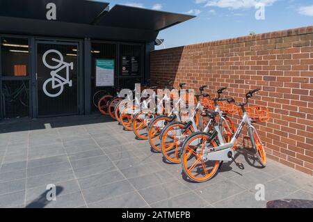 Sydney, Australia - 26 Gennaio 2020: Centro noleggio biciclette presso la stazione di Redfern nel sobborgo di Sydney. Economia condivisa a Sydney, Australia Foto Stock