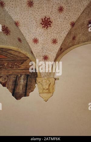 Dettagli del soffitto in affresco rinascimentale dipinto Castello Sforzesco Milano; dettagli di i cortili del Castello Foto Stock