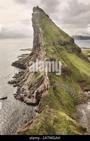 Isole Faerøer spettacolare costa visto da un elicottero. Area di funzionario ministeriale Foto Stock