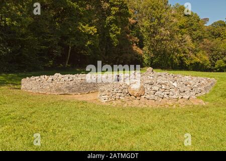 Long Cairn, Neolitico camera di sepoltura, Parc le Breos, Parkmill, Gower Peninsula, Swansea, Galles del Sud, Regno Unito Foto Stock