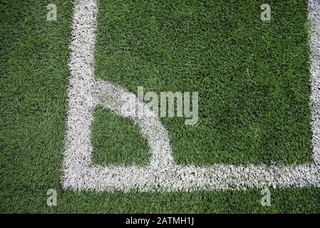 Calcio angolo campo con segni bianchi, verde erba artificiale texture nello stadio di calcio. Vista dall'alto. Foto Stock