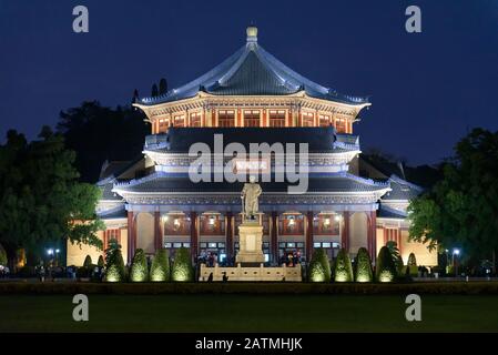 Il Sun Yat-Sen Memorial Hall a Guangzhou, China. I personaggi cinesi nella sala significa che 'la comunità mondiale è ugualmente condivisa da tutti.' Foto Stock