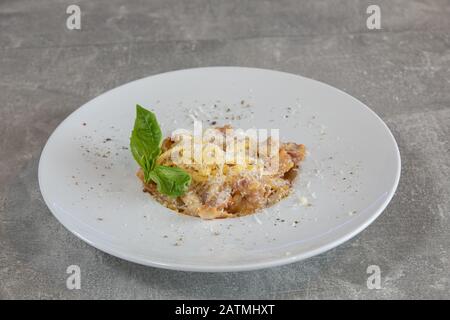 Piatto di pasta italiana - Spaghetti alla carbonara su tavola di pietra Foto Stock