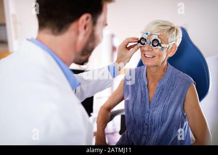 Oftalmologia concetto. Paziente la visione dell'occhio in esame ambulatorio oculistico Foto Stock