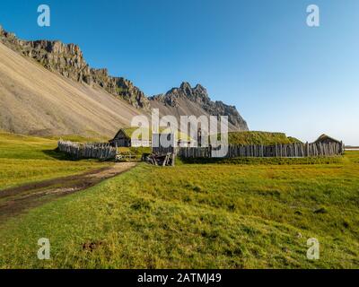 Panorama il villaggio vichingo a Stokksnes, Islanda con il monte Vestrahorn sullo sfondo Foto Stock