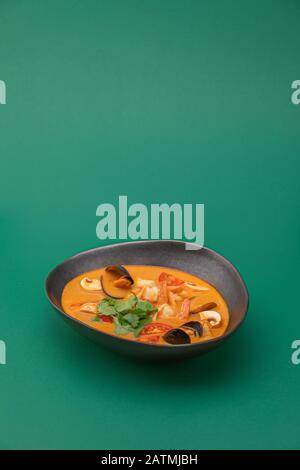 Zuppa asiatica di noodle di pesce piccante con funghi Foto Stock